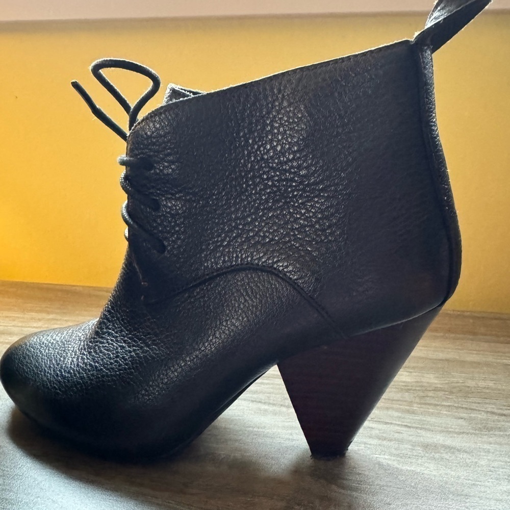 Florsheim Black Pebble Leather Lace Up 3.5” Heeled Booties. Size 38 - Picture 2 of 11
